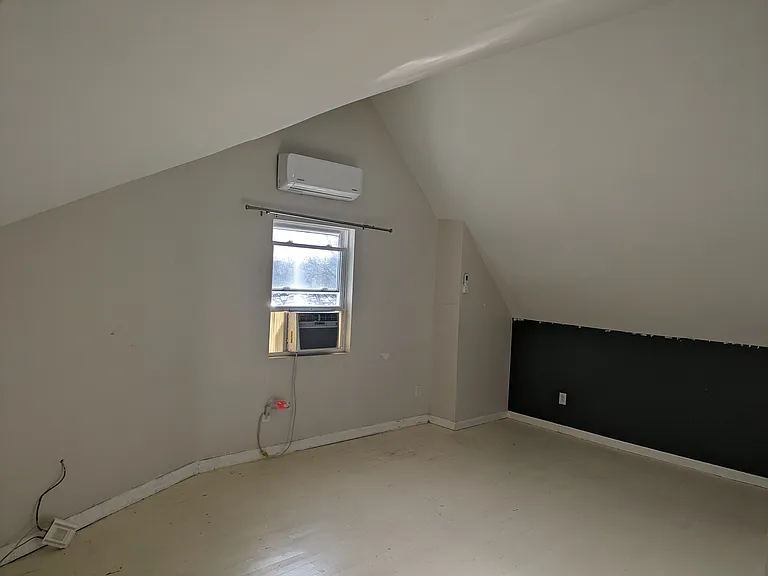 200 E Maxwell St — Photo 16