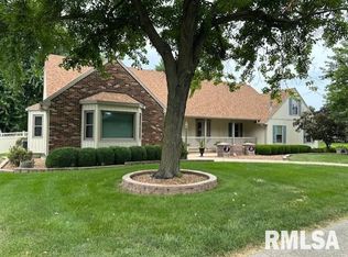 2 Aaron Dr, Jacksonville, IL 62650