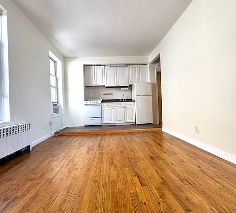 4th image of 304 W 10th St APT 5C