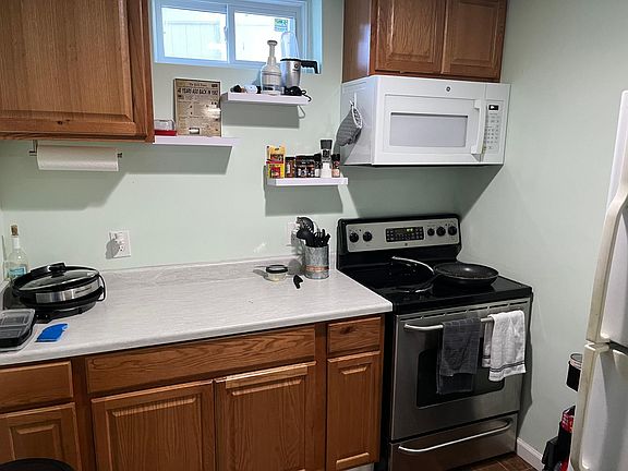4th image of 130 Overlea Dr E