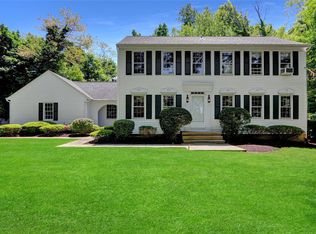 14 Wainscott Ln, East Setauket, NY 11733