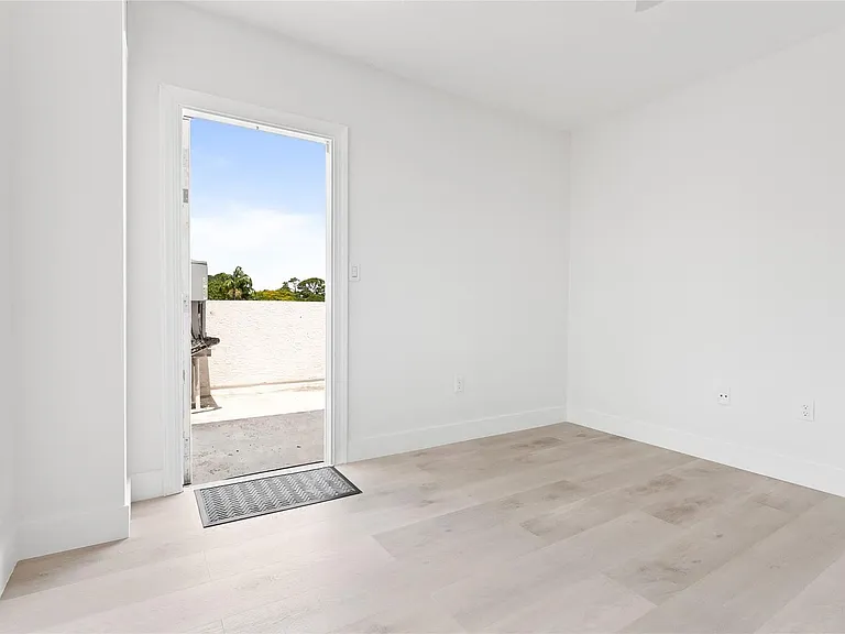 417 SW 8th St — Photo 7