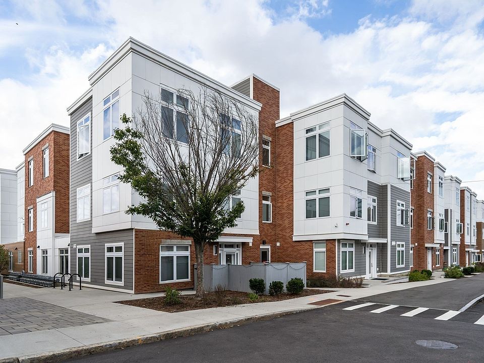 1st image of 60 Cross St E #105