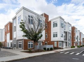 60 Cross St E