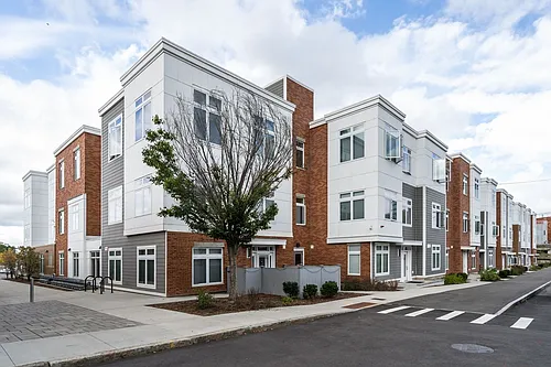 60 Cross St E Photo 1