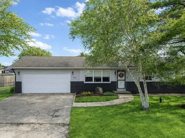 2215 Heather Hills Dr, Saint Joseph, IL 61873