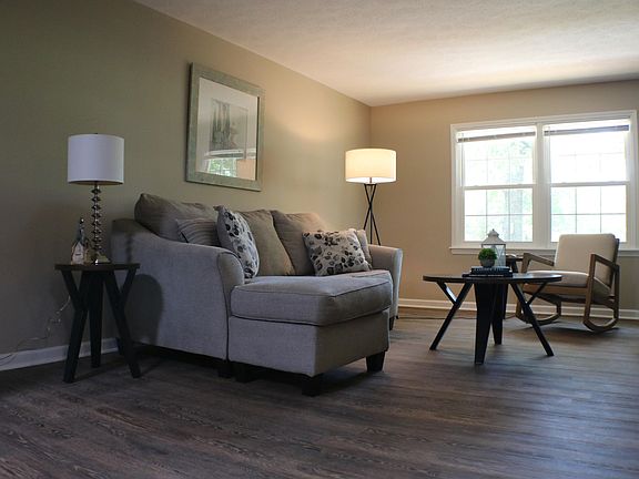 2nd image of 687 Iris Dr #689