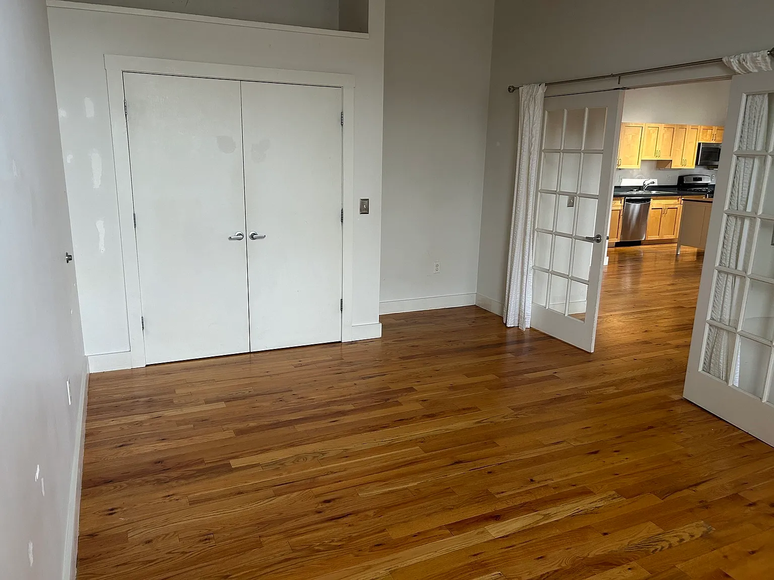 2 bed, 1.0 bath, 1229 sqft, $2,900 — Photo 3