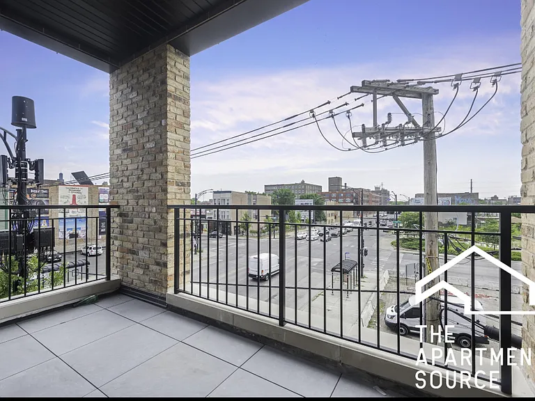 516 N Western Ave — Photo 3