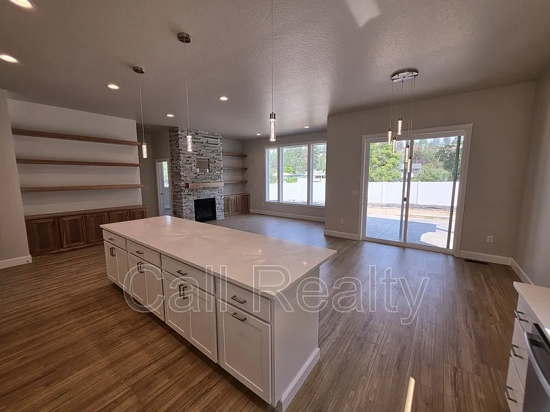3 bed, 2.0 bath, 1500 sqft, $2,800 — Photo 4