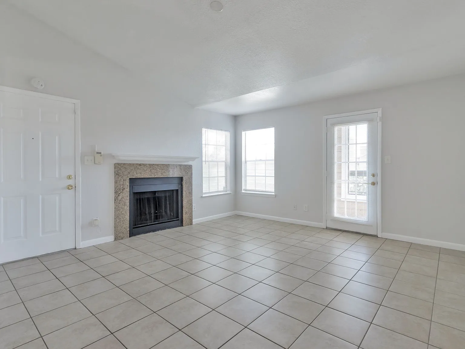 Great 2 bedrooms located in the beautiful community — Photo 3