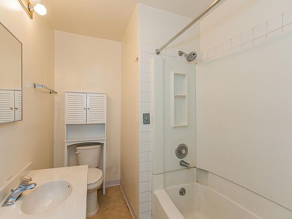3rd image of 903 W Armitage Ave