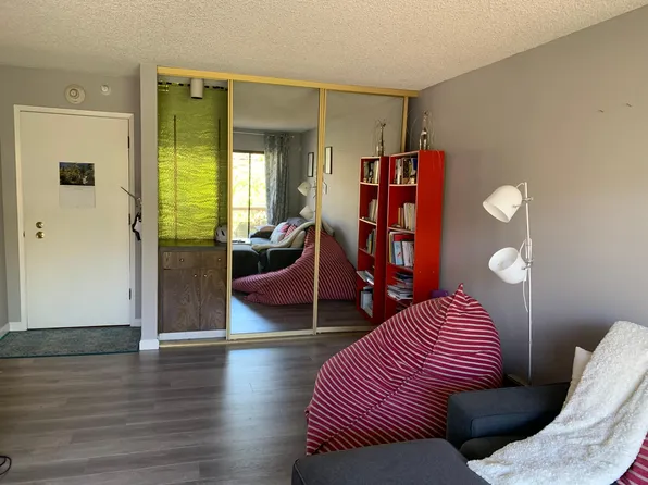 8 Admiral Dr, Emeryville, CA
