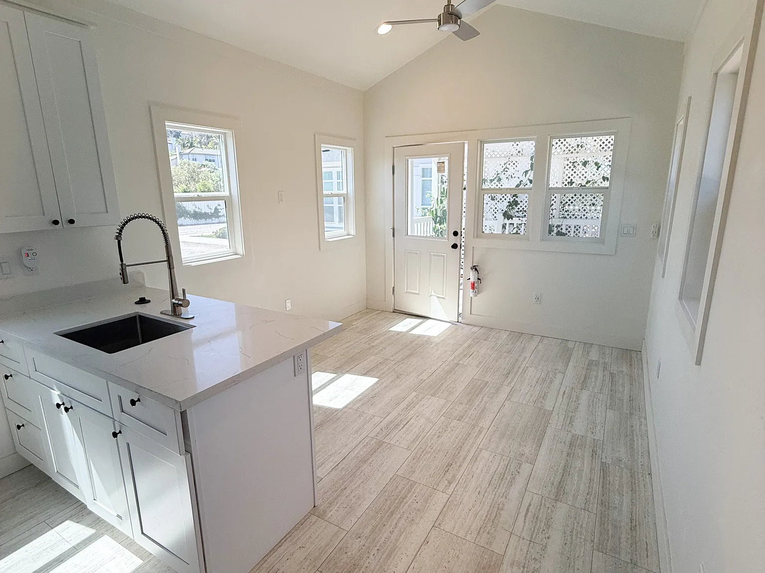 1 bed, 400 sqft, $1,795 — Photo 2