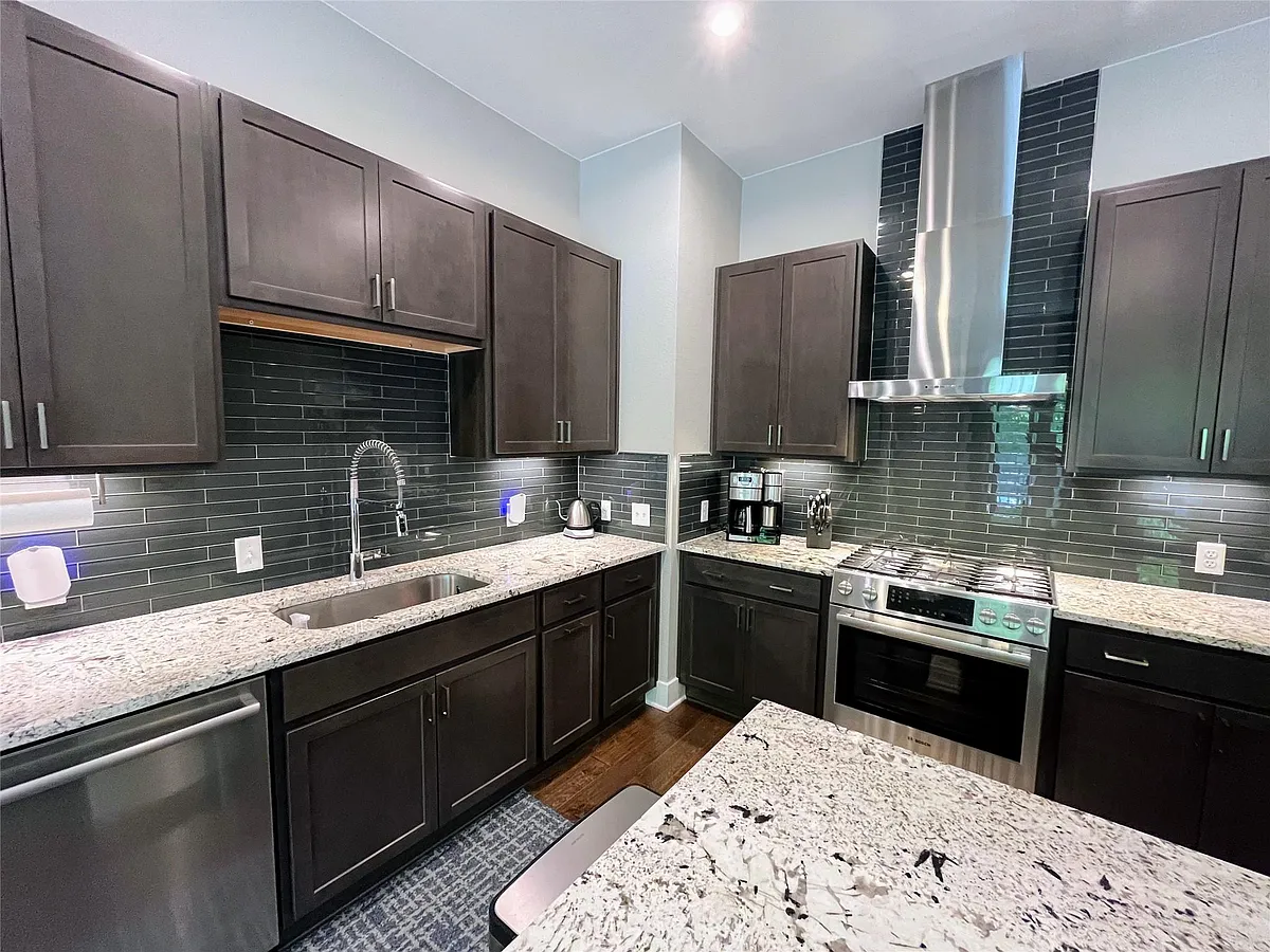 Building Photo - 4405 Jackson Ave #3101