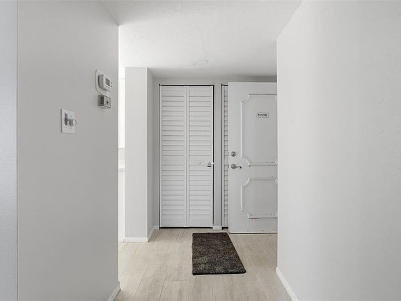 3rd image of 4440 Exeter Dr Unit 106