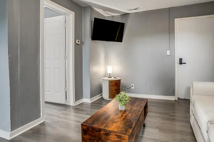 2 bed, $1,900 — Photo 2