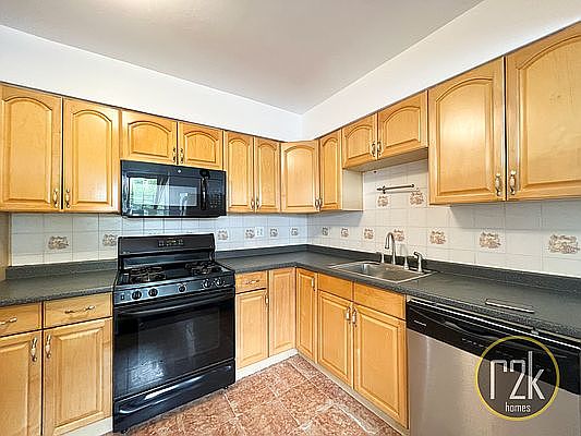2nd image of 21-30 Hoyt Ave S #2