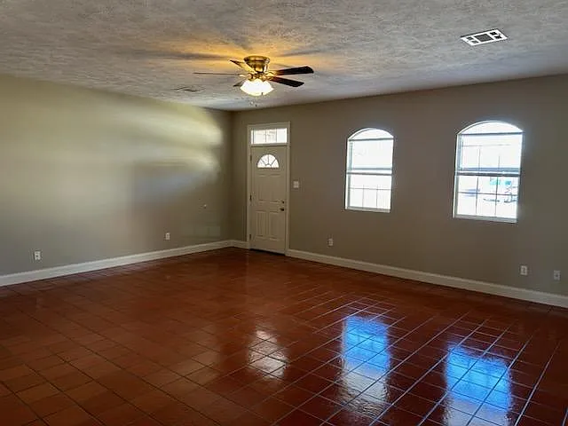 3 bed, 1800 sqft, $1,400 — Photo 3