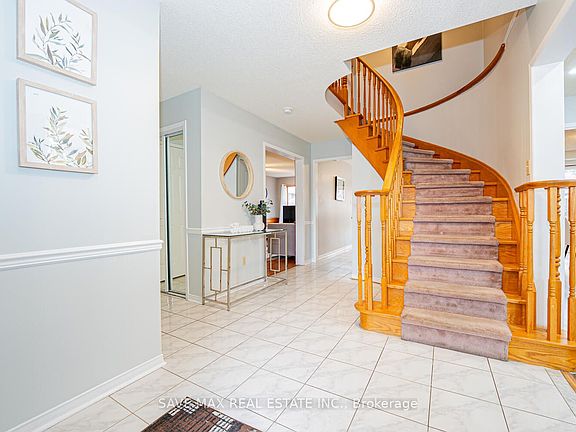 4th image of 30 Adirondack Cres