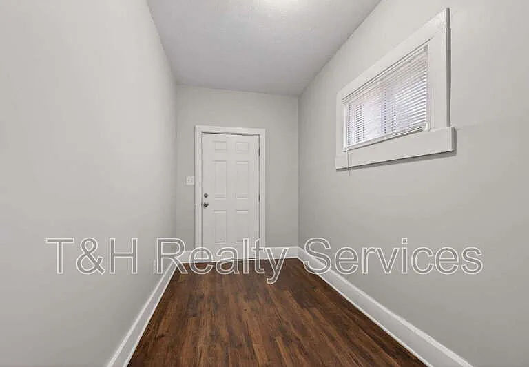 926 W 32nd St — Photo 4