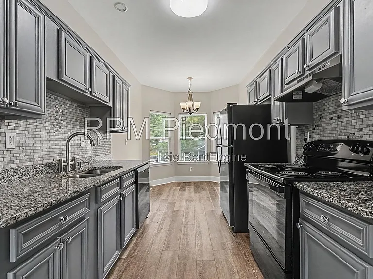 751 Prince Pl NW — Photo 3