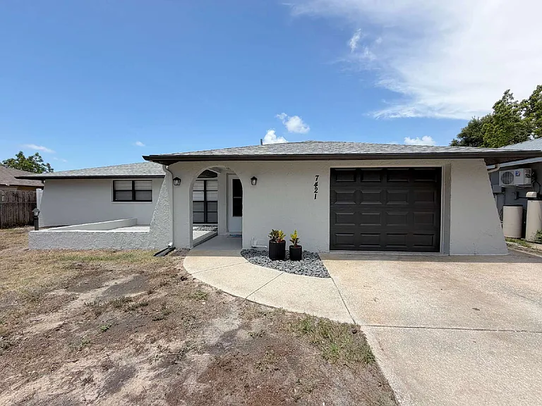 7421 Isle Dr — Photo 1