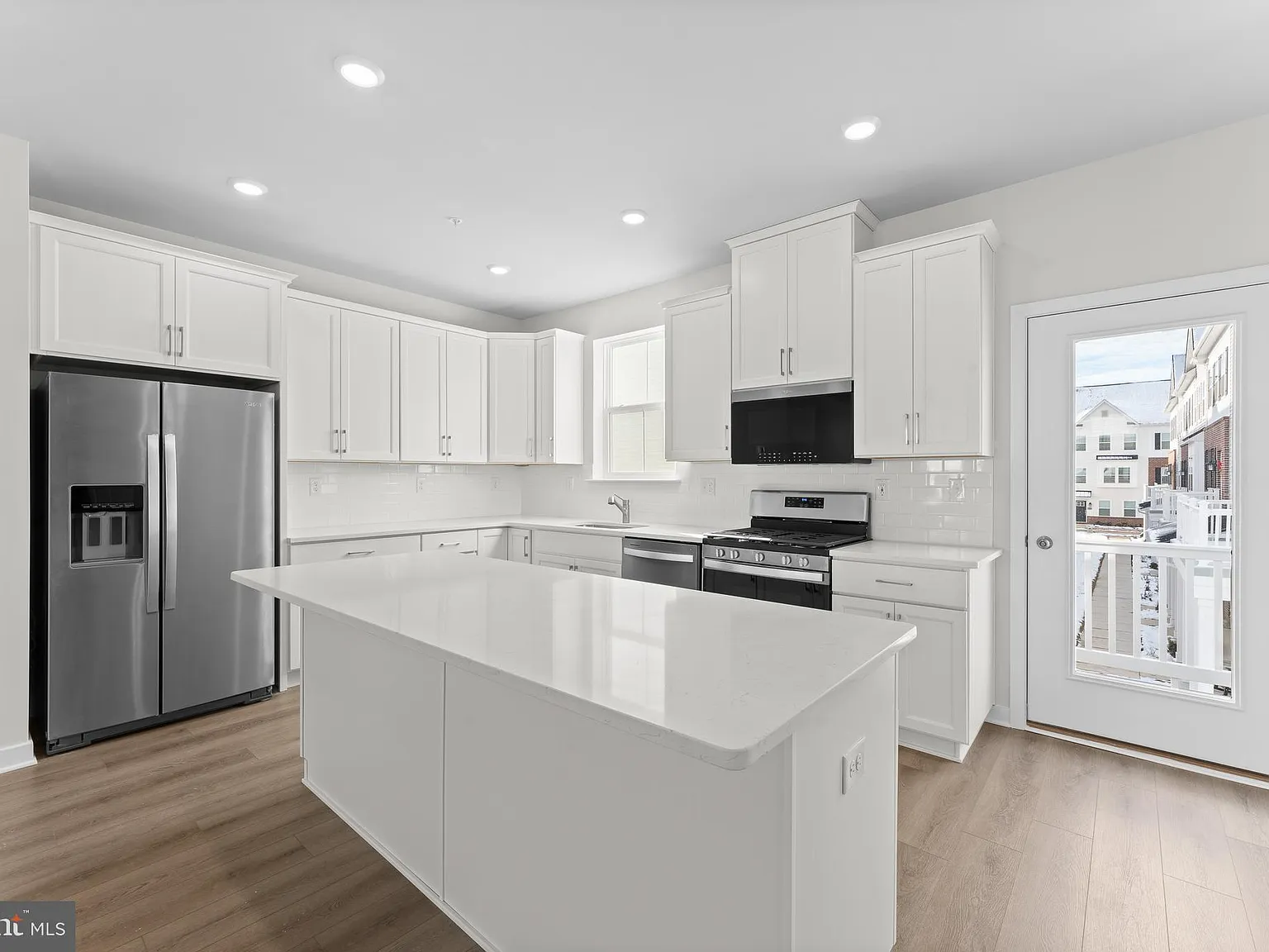 3 bed, 2.5 bath, 2225 sqft, $3,300 — Photo 4