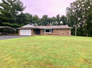 200 Woodlake Rd, Eldorado, IL 62930