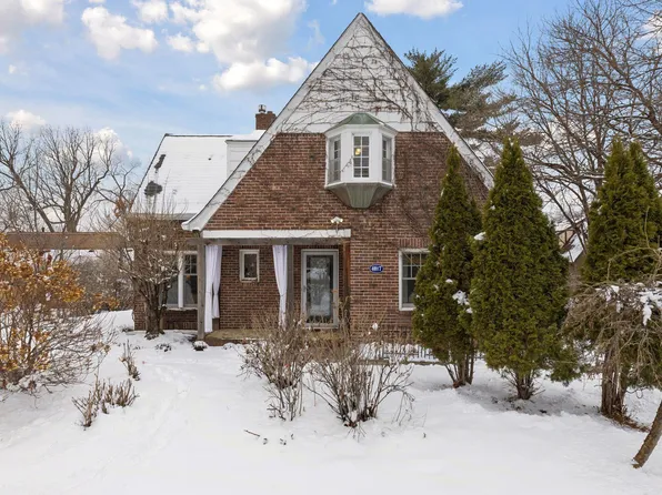 4017 Shoreline Dr, Robbinsdale, MN 55422