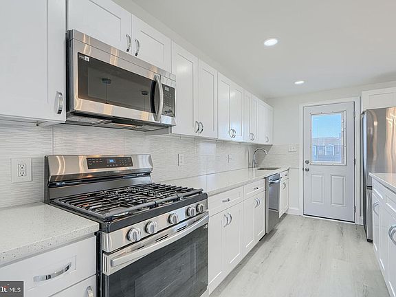4th image of 5725 Denwood Ave