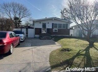 43 W 6th St, Deer Park, NY 11729