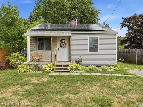 1233 Carman St, Burton, MI 48529