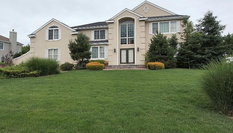 1st image of 19 Woodbury Farms Dr