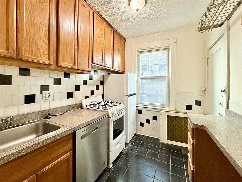 1st image of 26 Chiswick Rd APT 6