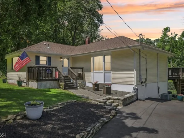12 Fisk Trl, Hopatcong Boro, NJ 07843