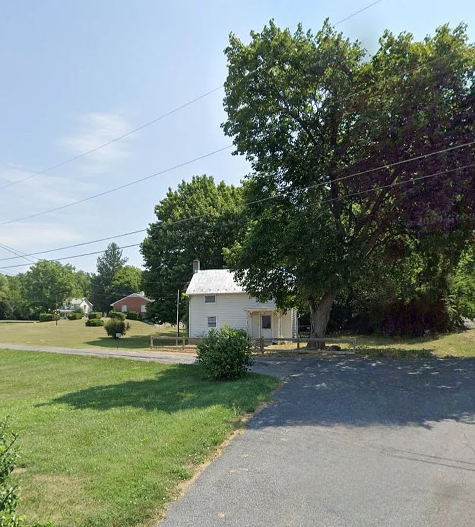 Handyman Special! Rent or Rent-to-Own 3 Bedroom, 2 Bath House with a Spacious Yard — Photo 2