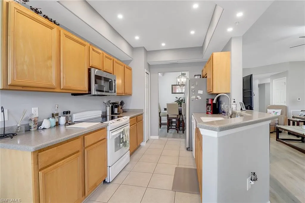 2 bed, 2.0 bath, 1378 sqft, $4,500 — Photo 3