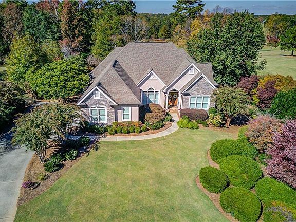 2nd image of 380 Fairway Cir