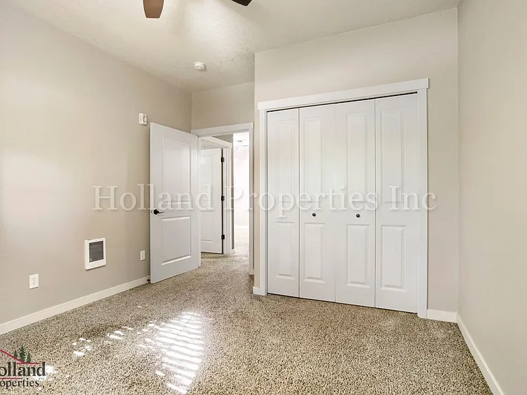 670 NE Roydon Ln — Photo 12