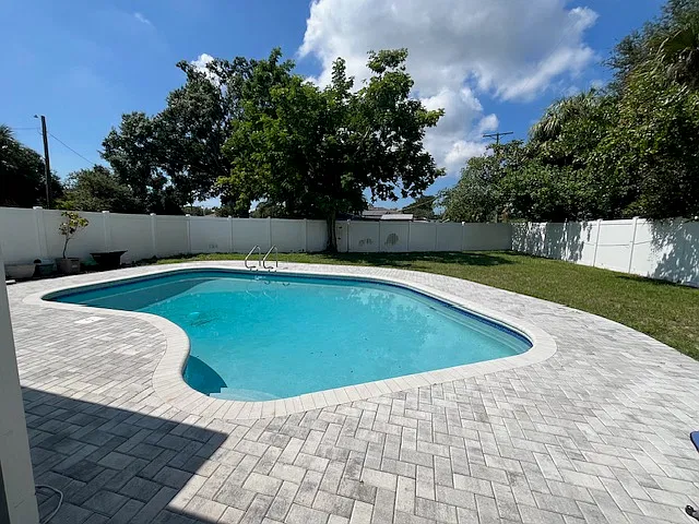3 bed, 888 sqft, $2,400 — Photo 1