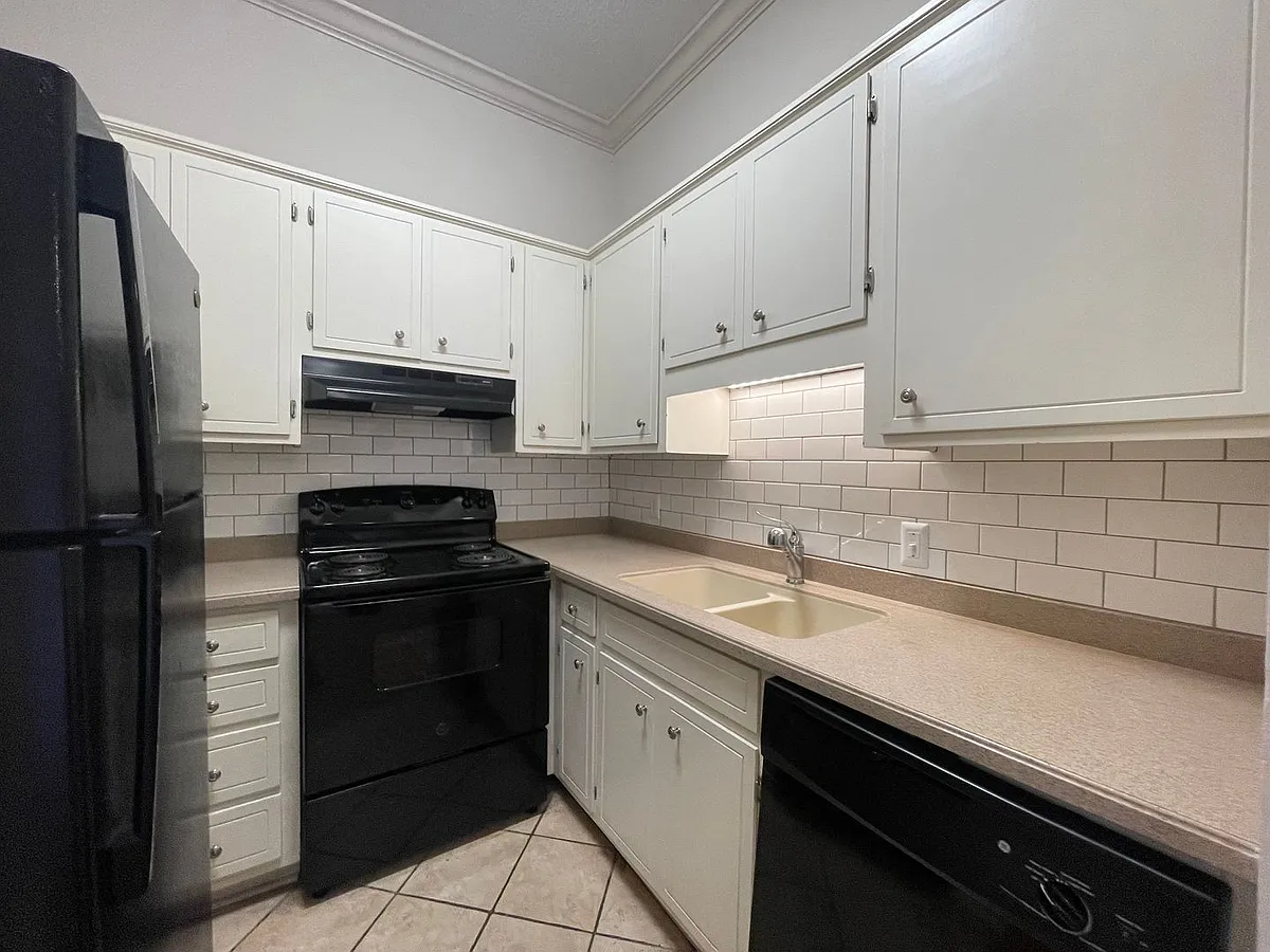 Building Photo - 587 Cherry St #3