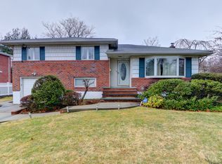 145 Birch Dr, Manhasset Hills, NY 11040