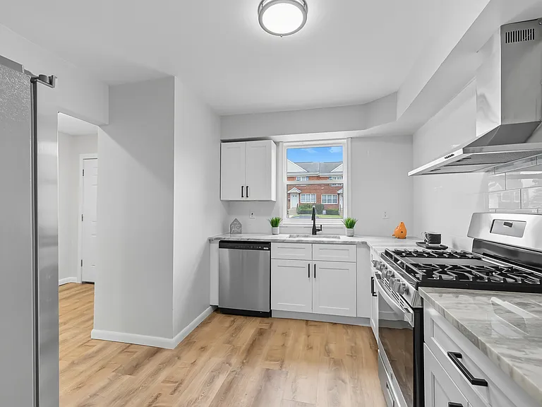 1526 Clifton Ave — Photo 2