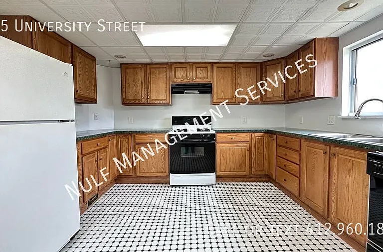 205 University St — Photo 1