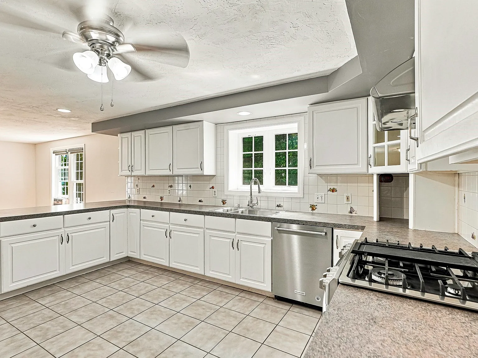 4 bed, 2.5 bath, 2402 sqft, $3,950 — Photo 4