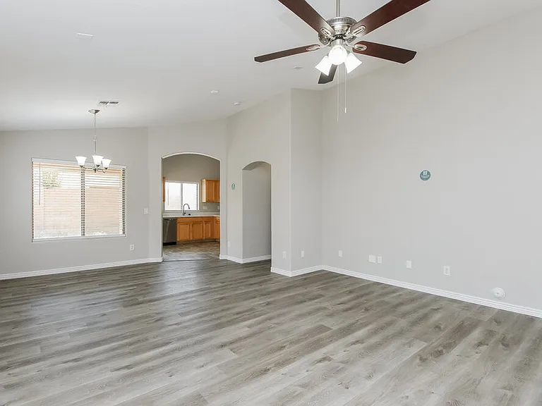 475 W Holstein Trl — Photo 3