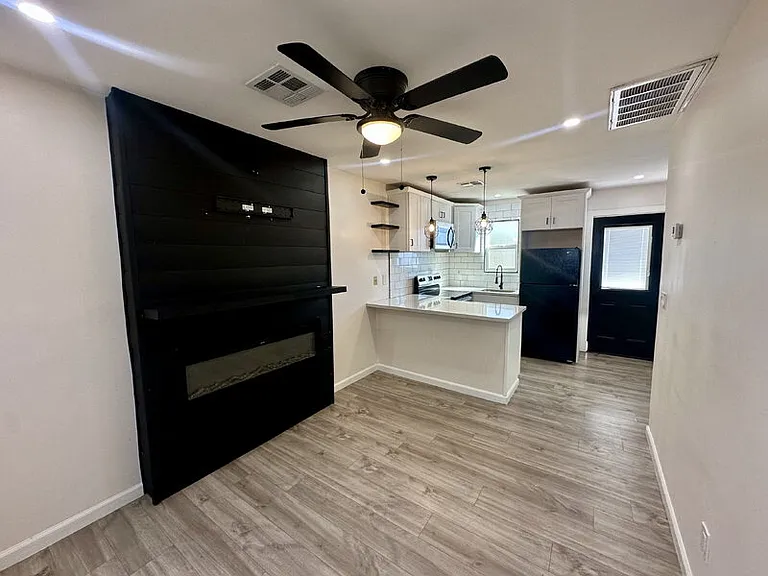 1447 E Mountain View Rd #1 — Photo 3