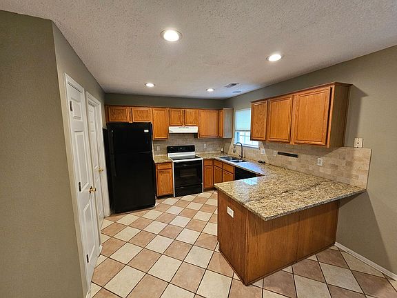 3rd image of 1389 N Caddo Ave