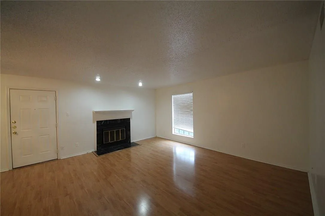 2401 Leon St — Photo 3